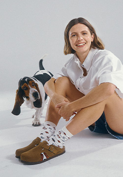 Mujer vistiendo zuecos Hush Puppies