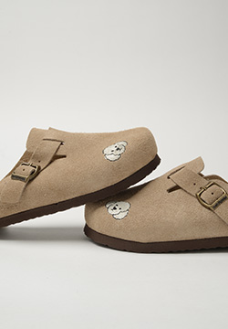 Mujer vistiendo zuecos Hush Puppies