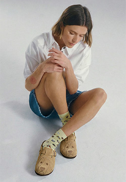 Mujer vistiendo zuecos Hush Puppies