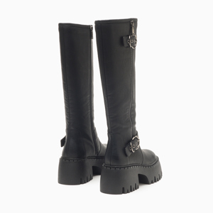 a pie-Botas-RIze SN