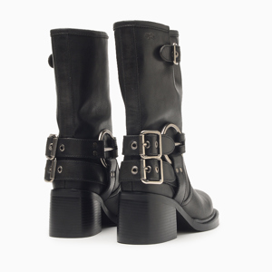 a pie-Botas-Cilene SN