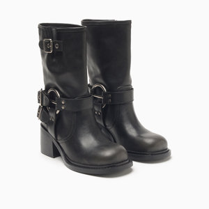 a pie-Botas-Cilene AN