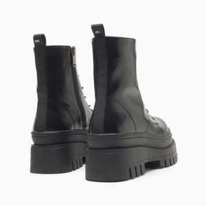 a pie-Botas-Nisha SN